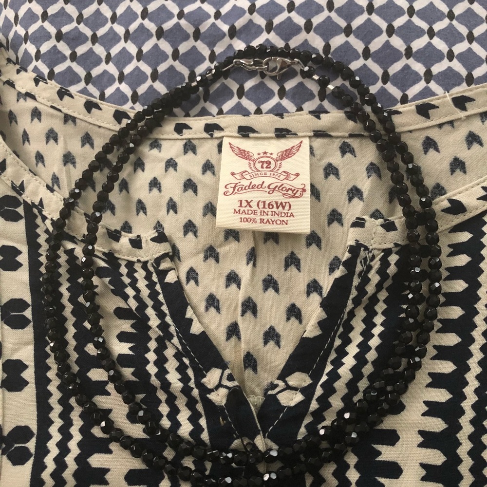 🛑SOLD🛑  
Blouse no necklace TOP ONLY - Picture 4 of 5